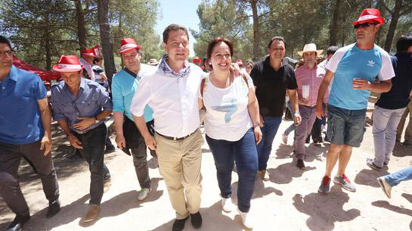 Fotografía de Emiliano García Page y Carmen Teresa Olmedo