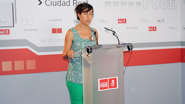 Fotografía de Esmeralda Muñoz en rueda de prensa